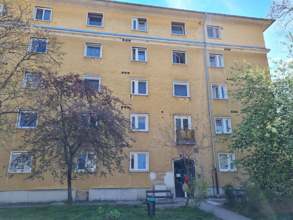 Tatabanya Ujvarosi Lakas Екстер'єр фото